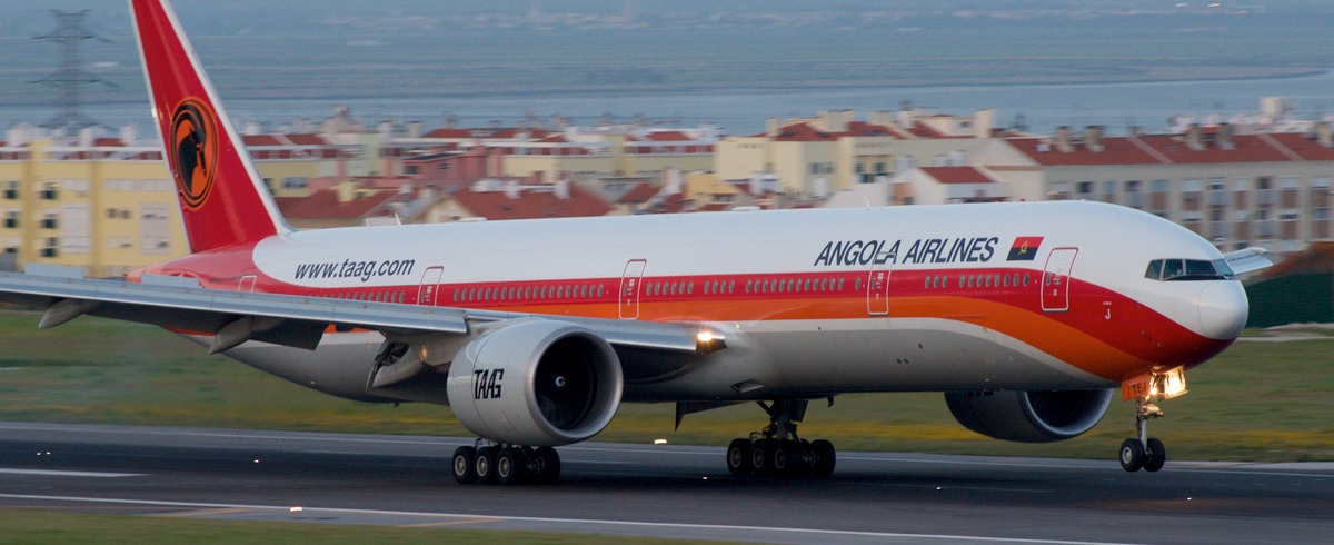 TAAG Angola Airlines TAAG Linhas Aéreas de Angola Boeing 777-300ER D2-TEJ (40888128065) | Photo: BriYYZ from Toronto, Ca