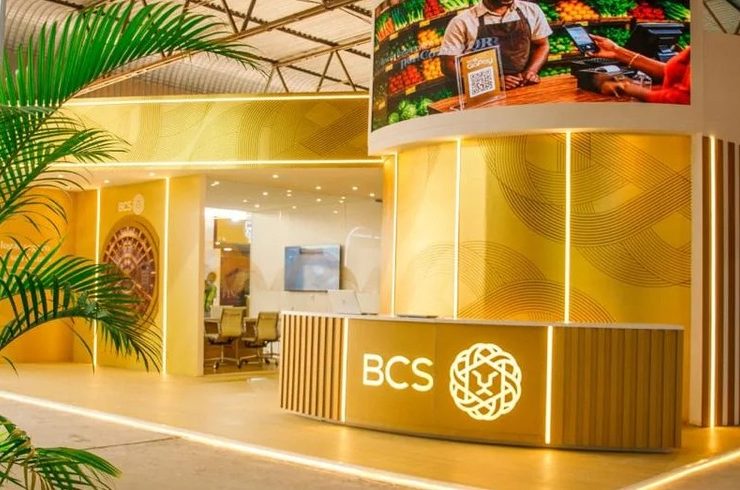 BCS bank booth at an Angolan trade fair, showcasing financing solutions for entrepreneurs and businesses. | Source: O Pa