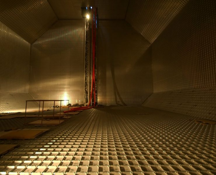 File:Liquid natural gas membrane tank.jpg | Photo: Thinfourth (CC0)